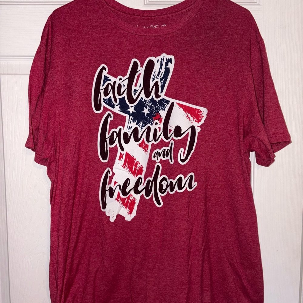 Women's Patriotic Graphic Tee - Short Sleeve
